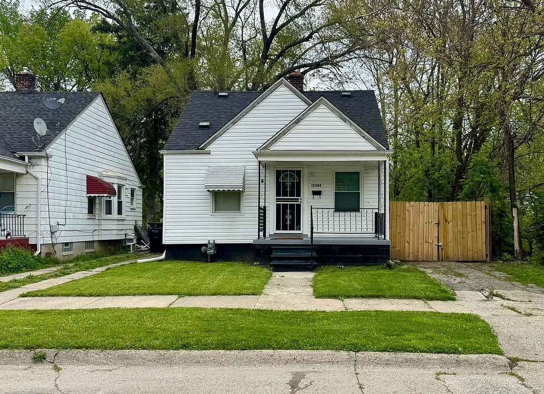 2 bed, 1.0 bath, 704 sqft, $1,250 — Photo 1