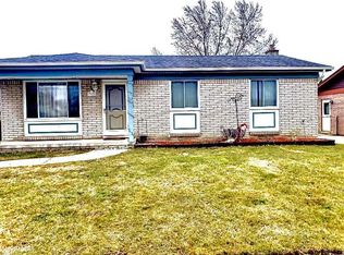 17320 E Pointe Dr, Roseville, MI 48066