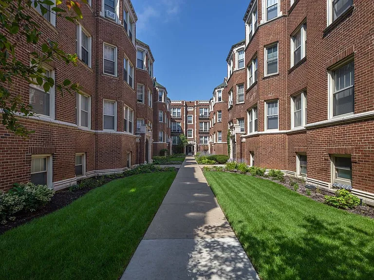 5034-5046 S. Woodlawn Avenue — Photo 9