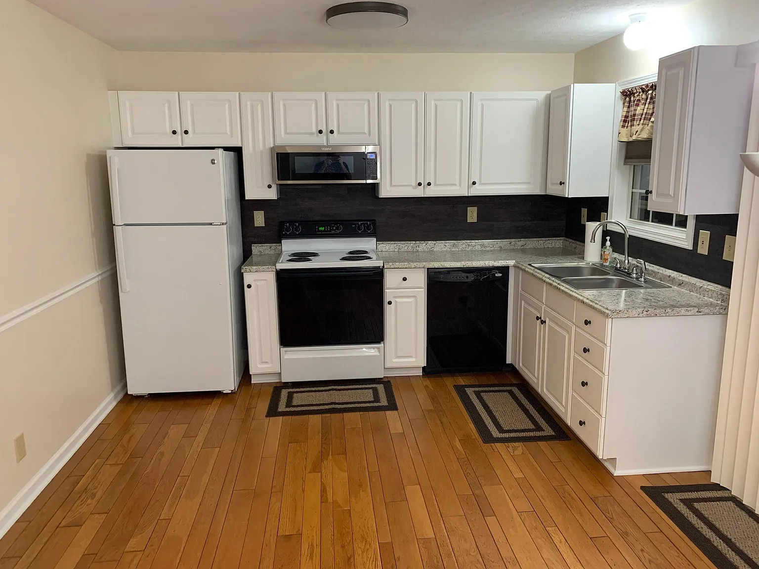 1008 Elkins Dr — Photo 2
