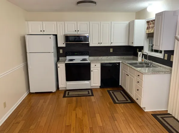 1009 Elkins Dr, Morgantown, WV 26505