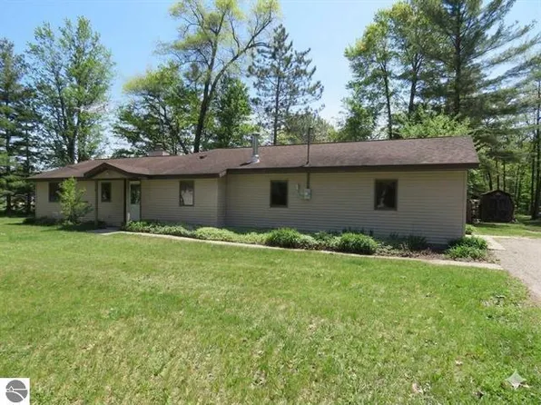 7861 S Dyer Lake Dr, Falmouth, MI 49632