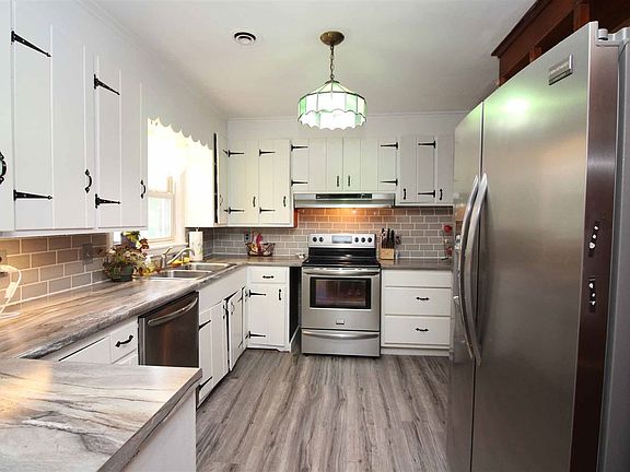 2nd image of 889 Skyline Dr