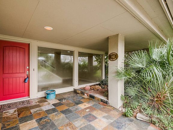 3rd image of 242 Admiral Benbow Ln