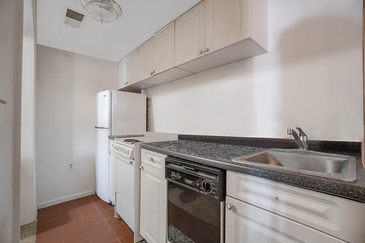 Building Photo - 112 W College St #1