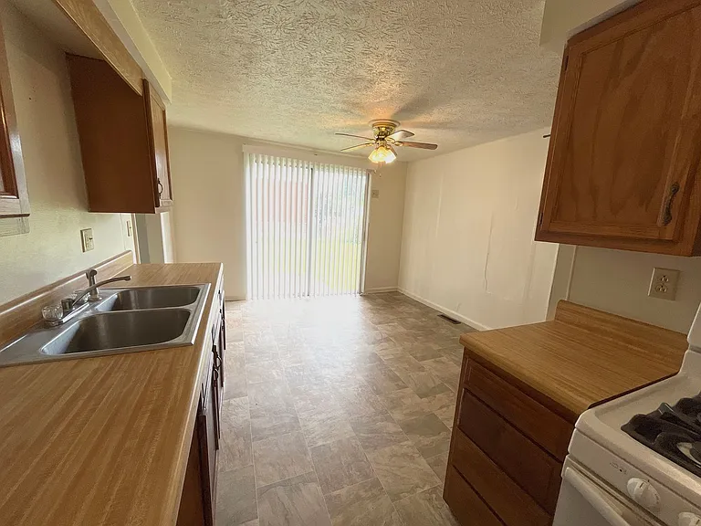 411 Florence St — Photo 8