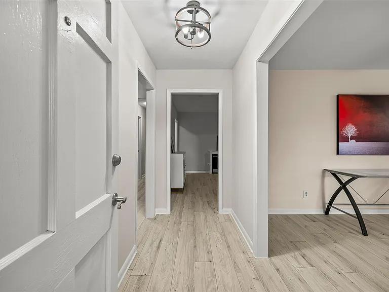 1607 Buescher Dr — Photo 3