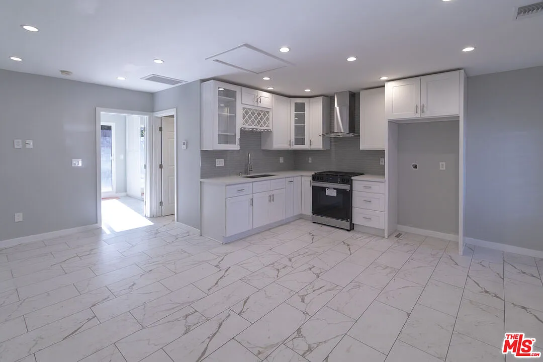 1 bed, 1.0 bath, $2,300 — Photo 3