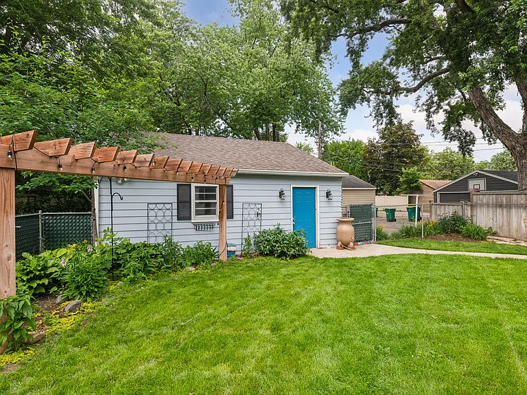 4145 Zenith Ave N — Photo 33