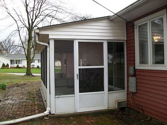 4th image of 121 Whittier Dr N