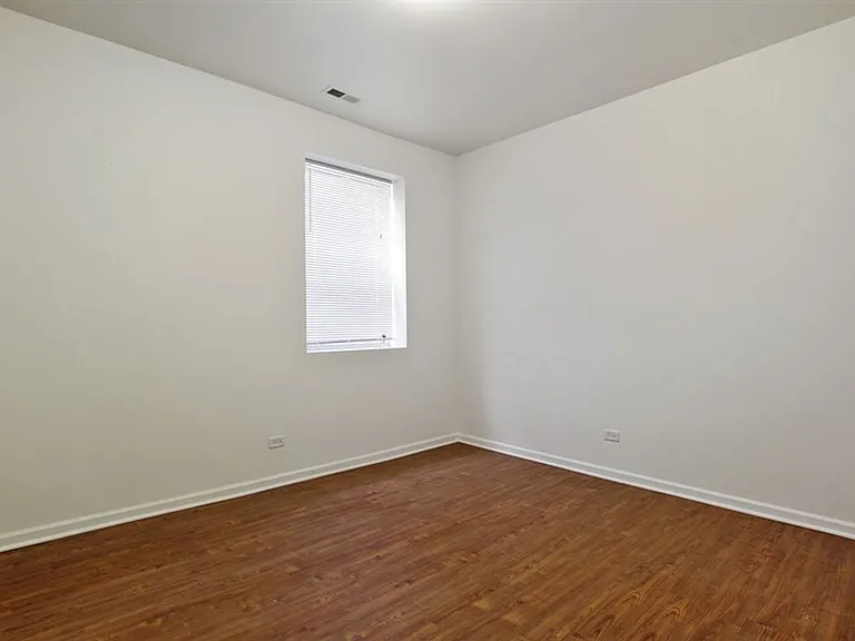 4820 S Michigan — Photo 7