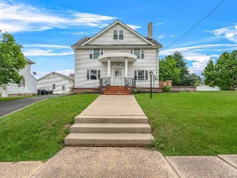 382 E Main St — Photo 1