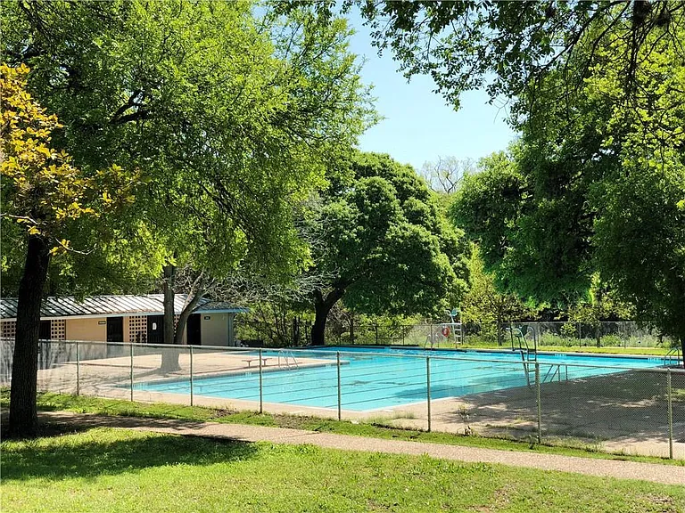 6902 Geneva Dr — Photo 3
