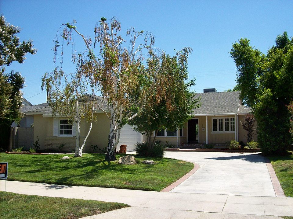 Security/sensor lights around perimeter of roof line in fron