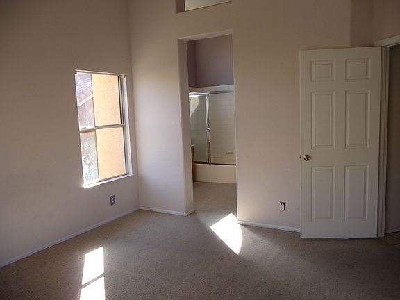 master bed room with bathroom 