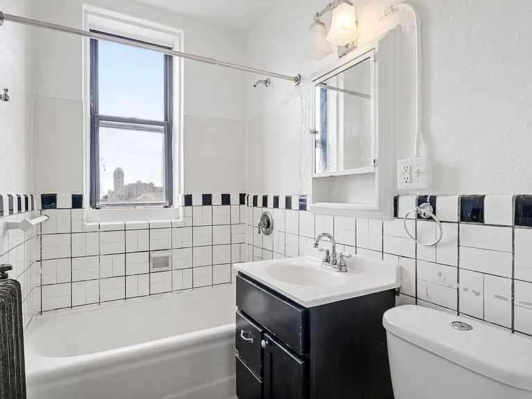 Piccadilly Apartments — Photo 43
