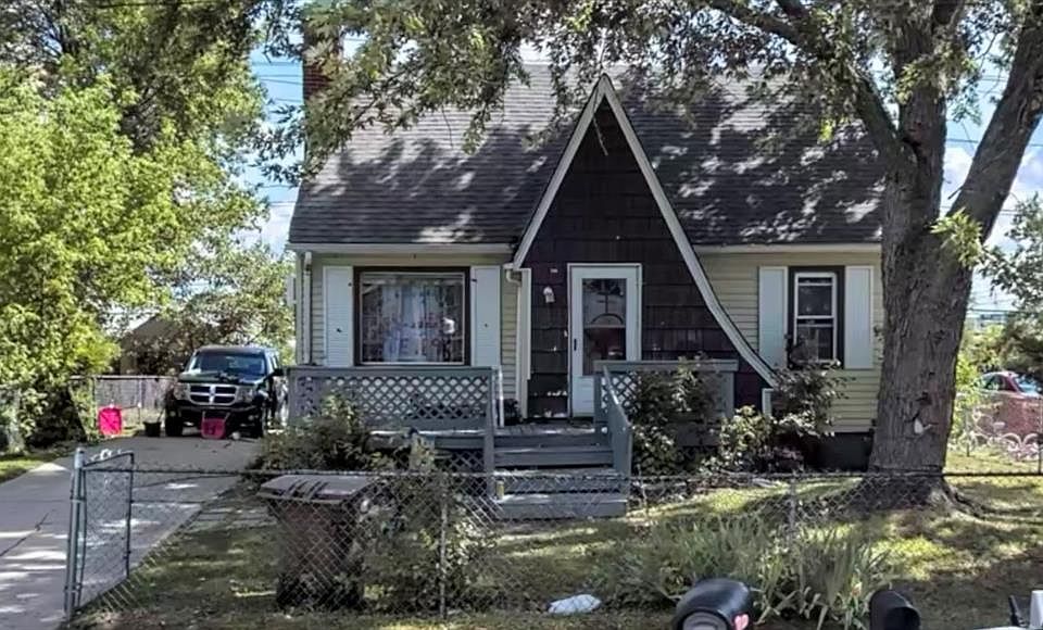 2nd image of 300 E Princeton Ave