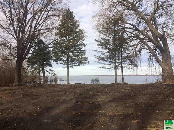 3rd image of 910 Lakeshore Dr