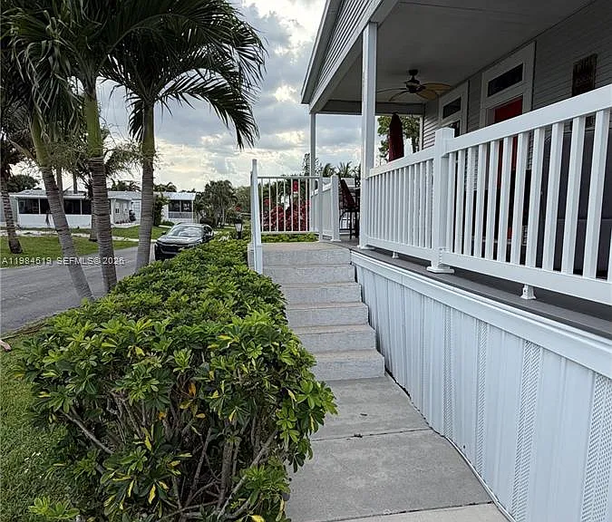 4219 Royal Manor Blvd #HOUSE — Photo 3