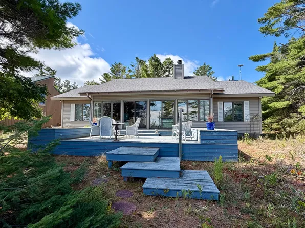 3332 Edgewater Dr, Cheboygan, MI 49721