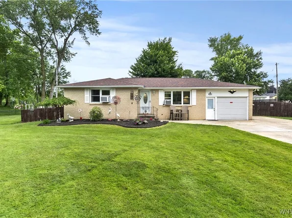 8 Creekside Dr, Orchard Park, NY 14127