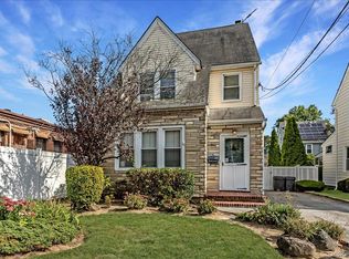 90 Jackson Rd, Valley Stream, NY 11581