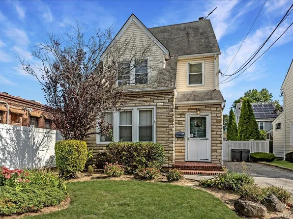90 Jackson Road, Valley Stream, NY 11581