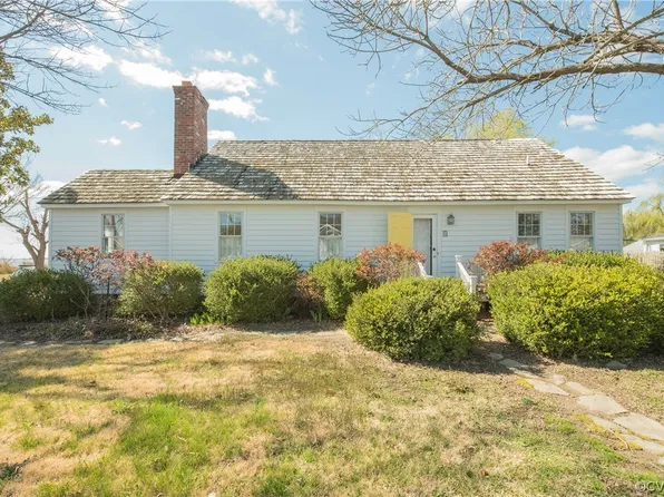 62 Riverside Dr, Lancaster, VA 22503