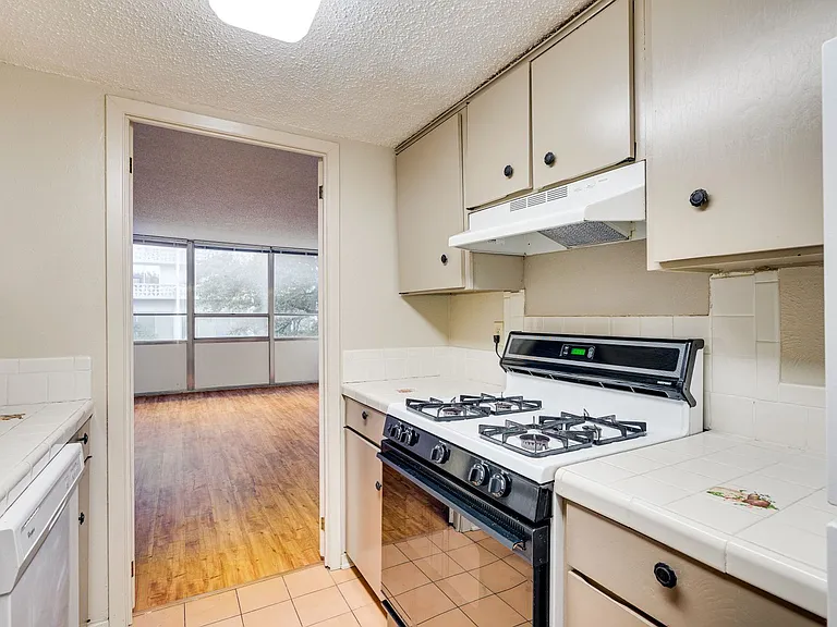 1800 Lavaca St #214 — Photo 19