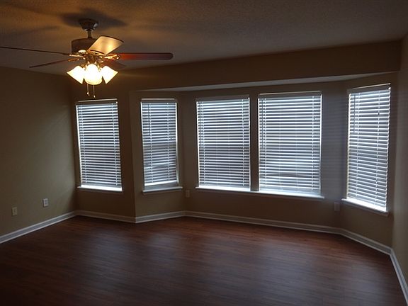 4th image of 104 Converse Ct