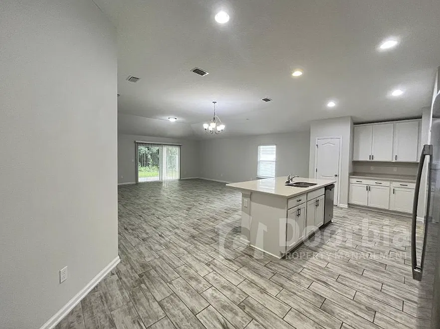 Beautiful 3-Bedroom, 2-Bathroom Home with Solar Panels — Photo 3
