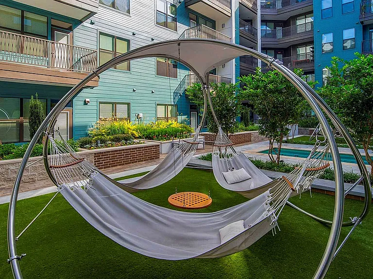 PearlWashington_ext_courtyard-2