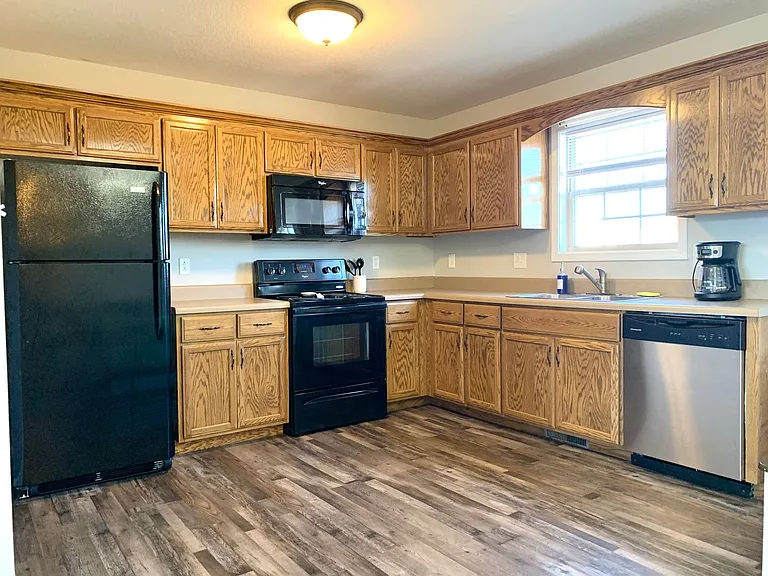 556 Oakmont Dr — Photo 6