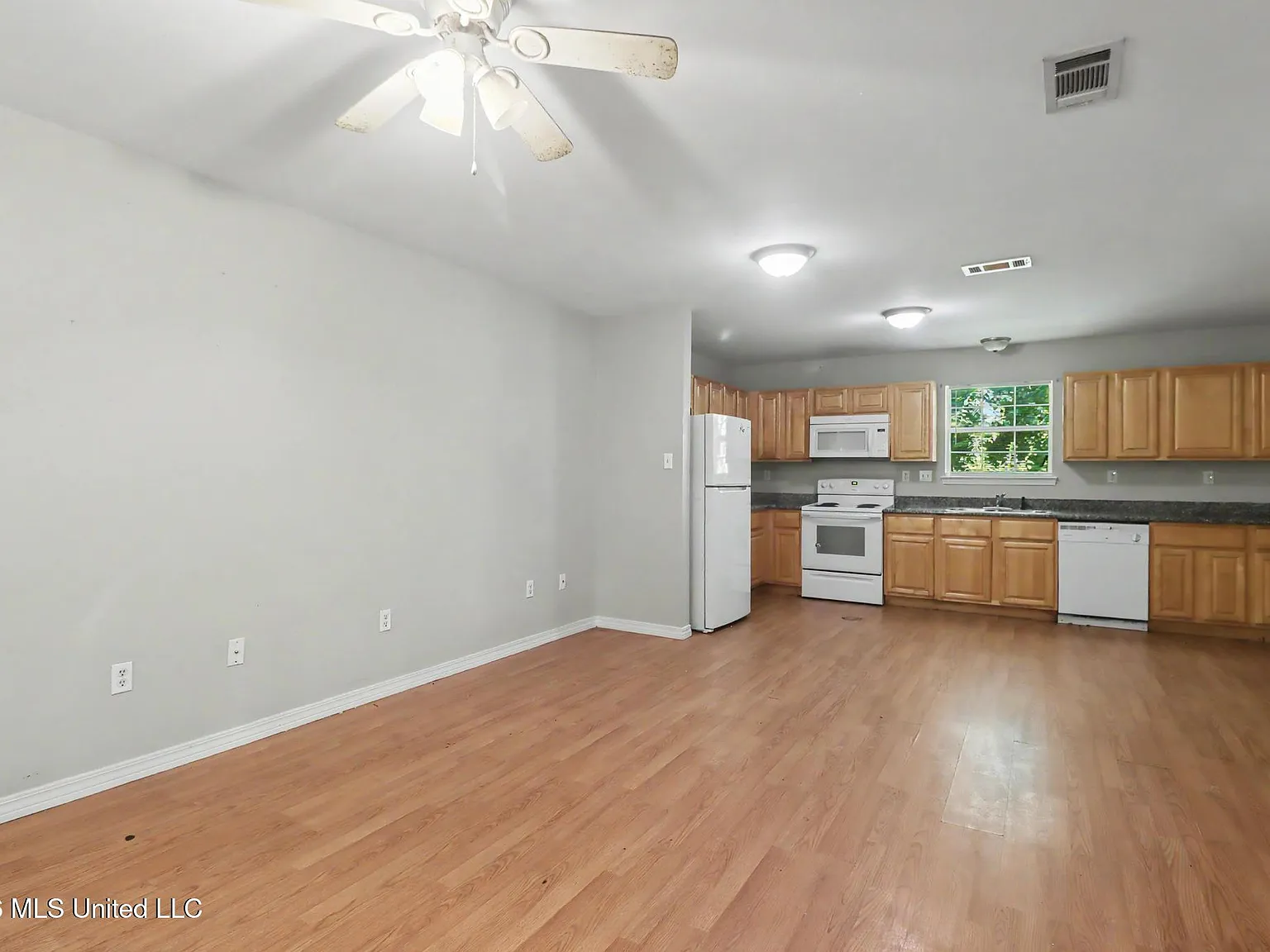 3 bed, 2.0 bath, 1054 sqft, $900 — Photo 3