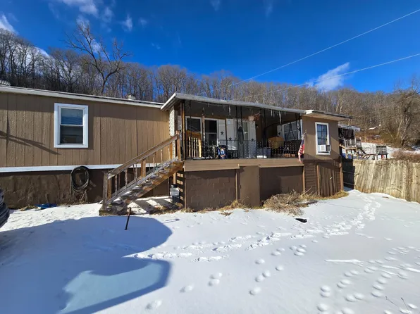 299 Dunloup Creek Rd, Mount Hope, WV 25880