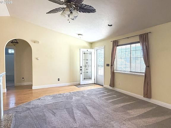 3rd image of 912 Easy St