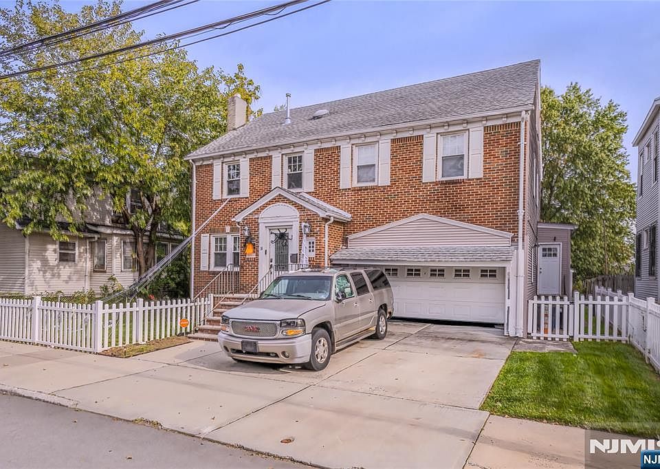 1st image of 18 Bayview Avenue