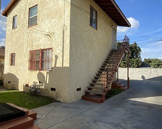 5th image of 823 E 88th Pl