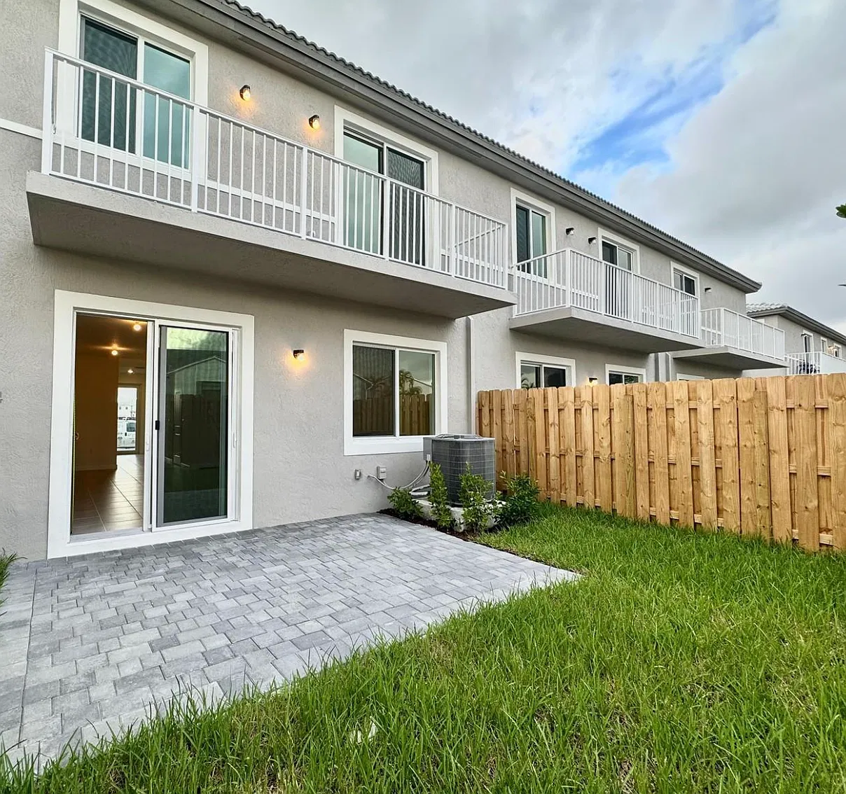3 bed, 3.5 bath, 2150 sqft, $2,500 — Photo 3