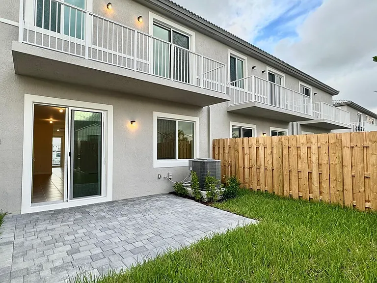 7276 SE 14th Ct — Photo 3