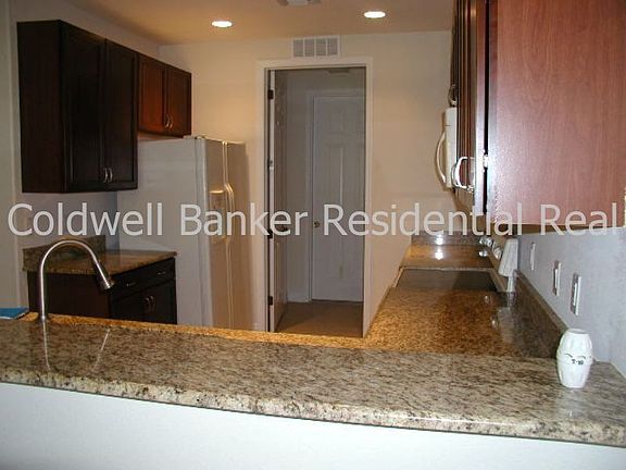 5th image of 4828 SW 17th Pl APT 1B