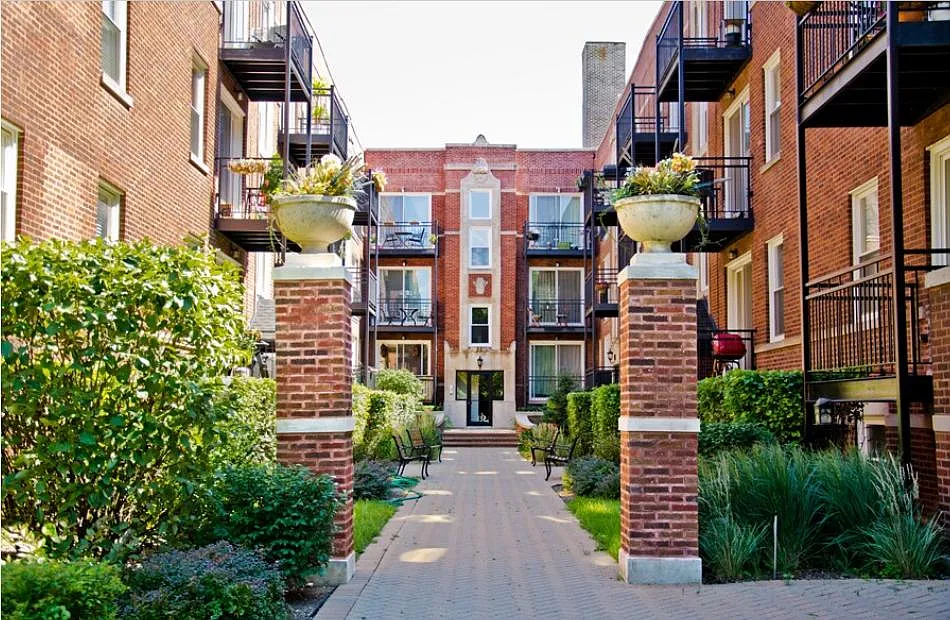 2 bed, 900 sqft, $1,925 — Photo 2