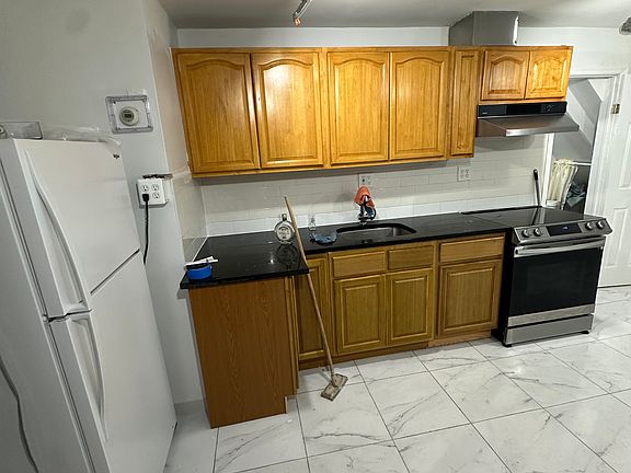 2nd image of 2823 Sedgwick Ave #1