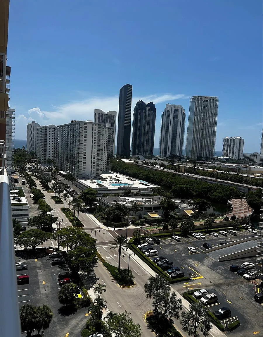 Winston Towers 200 — Photo 1