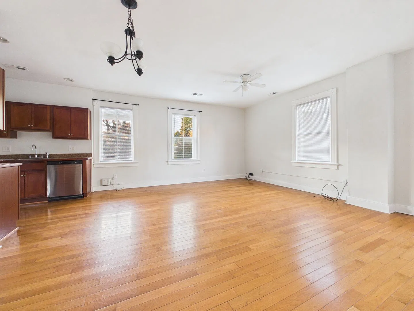 3 bed, 2.0 bath, 1600 sqft, $2,360 — Photo 3
