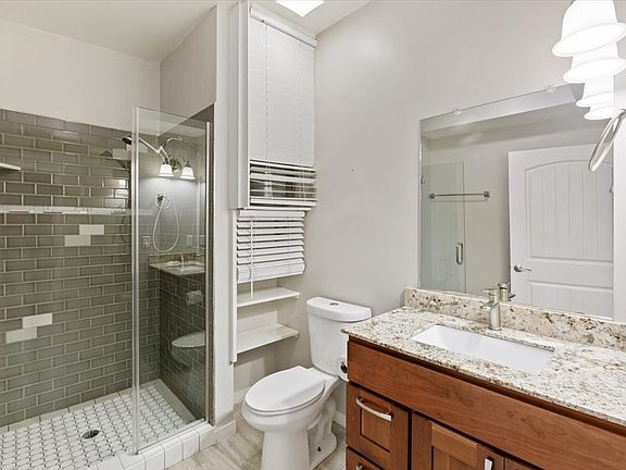 3rd image of 840 Linden Ave #6