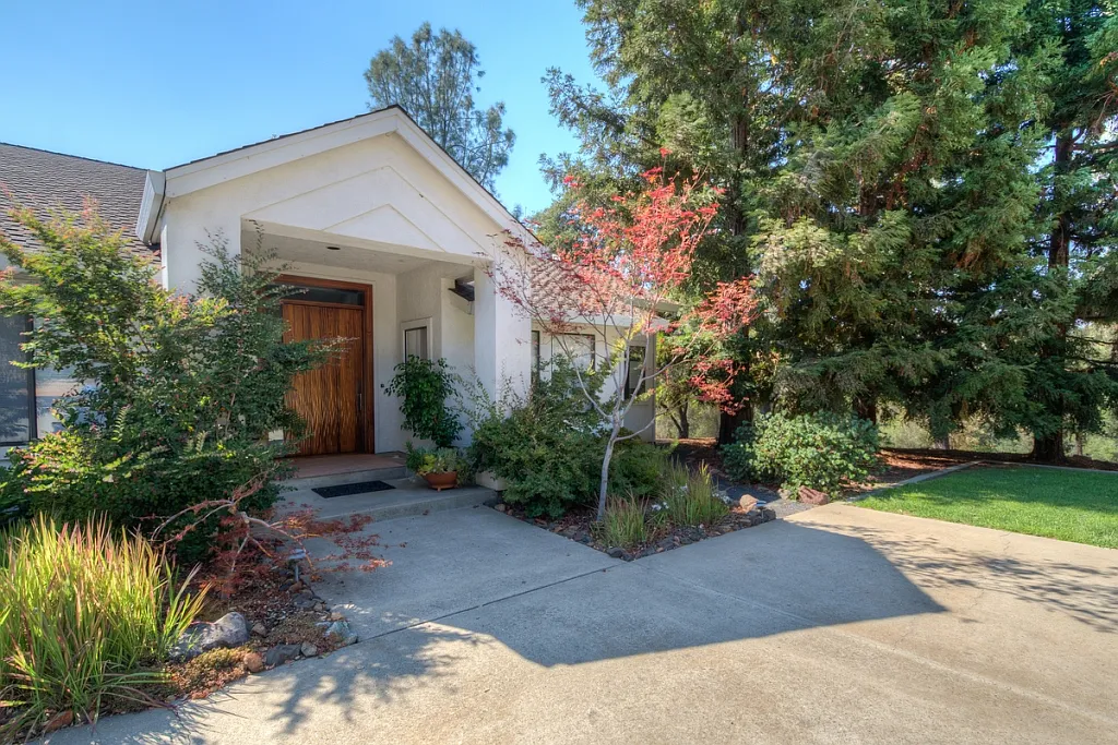 641 Circle Dr photo 1