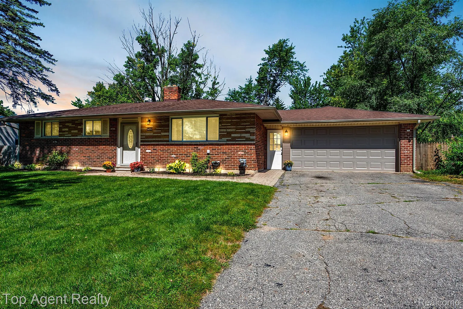 3476 Levee St photo 1
