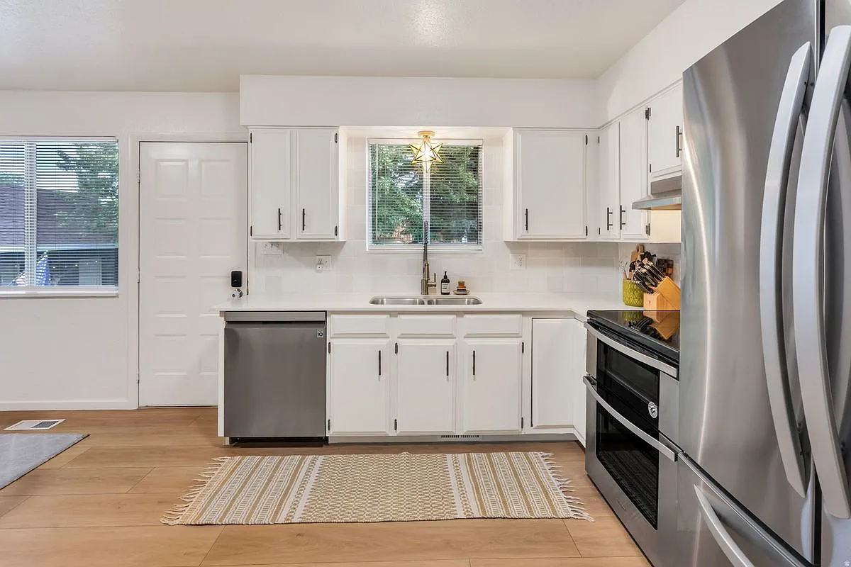 4 bed, 2.0 bath, 1964 sqft, $2,699 — Photo 3