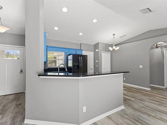 5th image of 560 ROBIN HILL CIRCLE